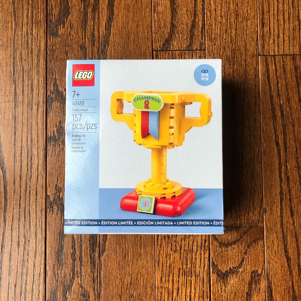 NIB Lego Limited Edition Trophy Award 40688 (157 pieces) w/Customizable Stickers